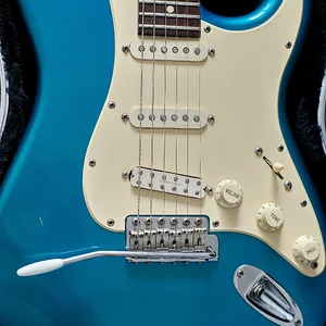 Medium 'Bridge, pickups.webp' in der Kategorie 'Gitarre'