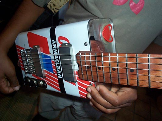 Canguitar1.jpg