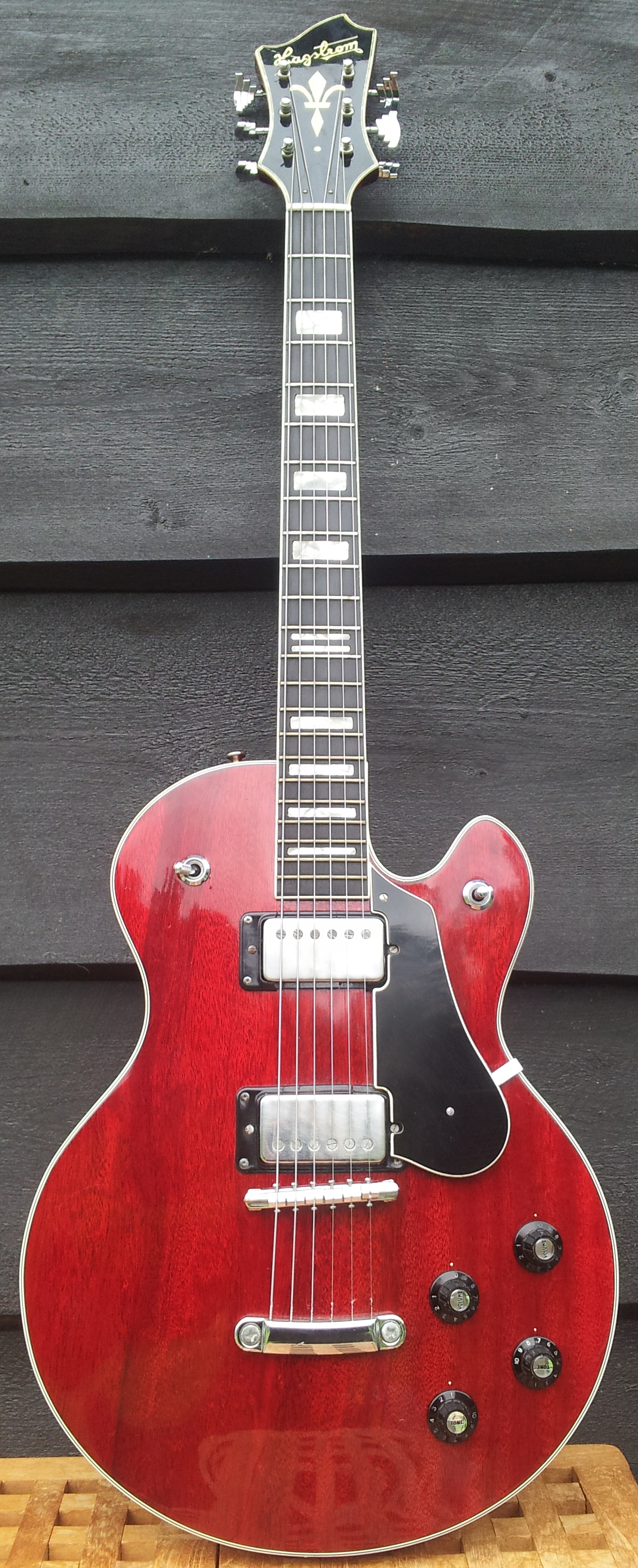 Hagstrom_Swede_%281974%29.png